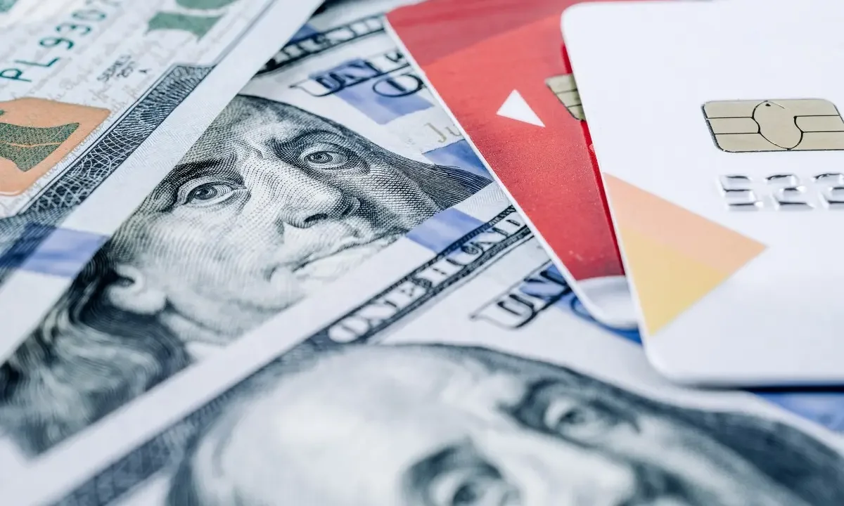 Ahorristas celebran: eliminación del recargo del 30% al dólar tarjeta mejora costos desde enero.