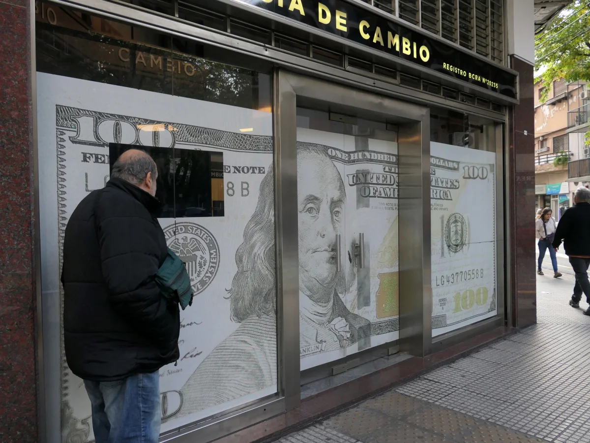 El circuito ilegal del dólar: cómo las maniobras generan millonarias ganancias en medio de la brecha cambiaria