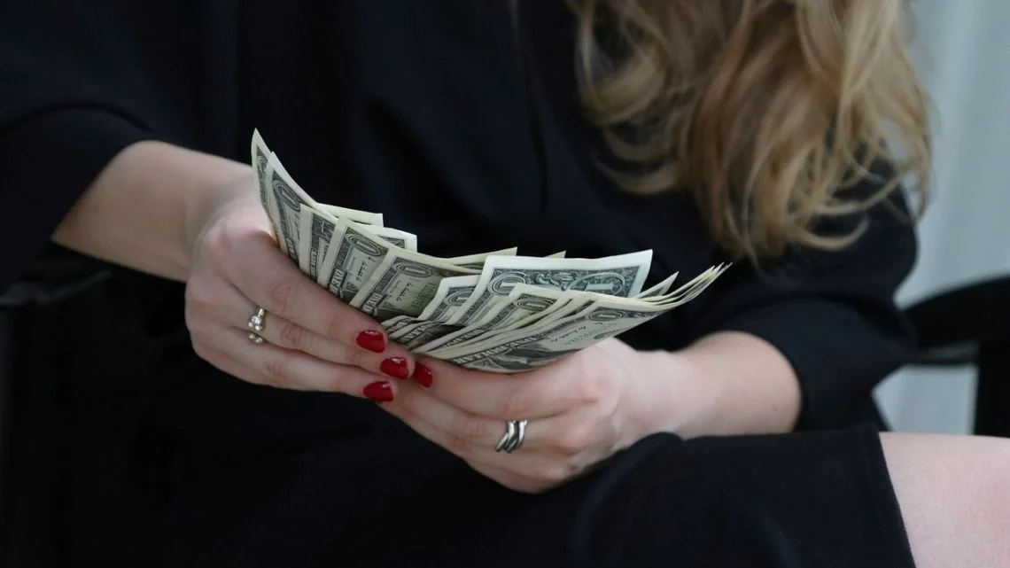 El dólar blue se dispara: impacto en ahorros y poder adquisitivo hoy