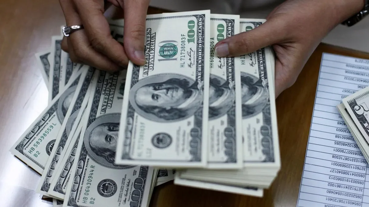 El dólar blue se estabiliza en $1.200, afectando el poder adquisitivo de los argentinos