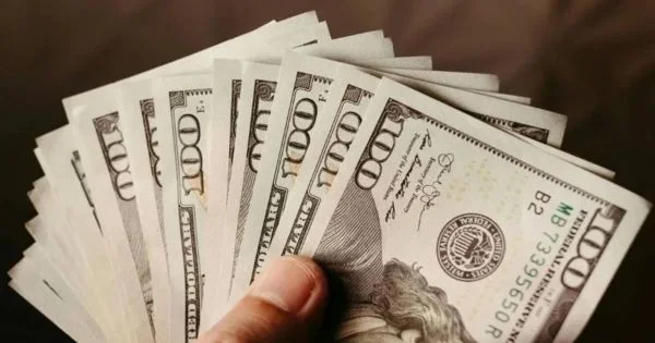 La brecha entre el dólar oficial y el blue alcanza niveles históricos hoy