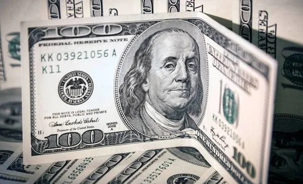 La incertidumbre económica aumenta: el dólar oficial y blue marcan nuevos picos hoy
